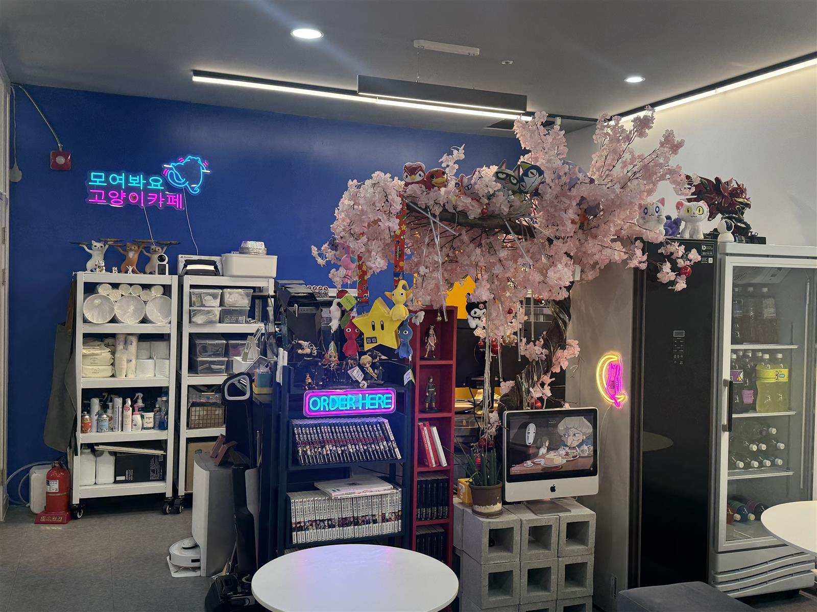 네온 장식이 있는 카페 공간